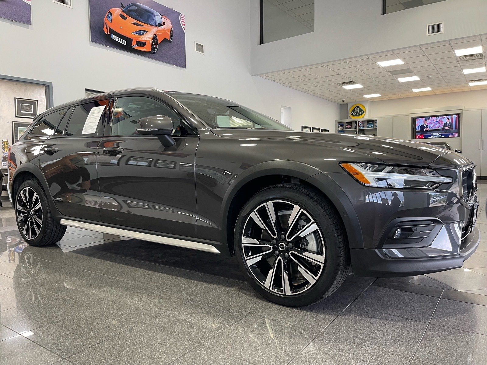 Used 2024 Volvo V60 B5 Cross Country Ultimate AWD/4WD image 7