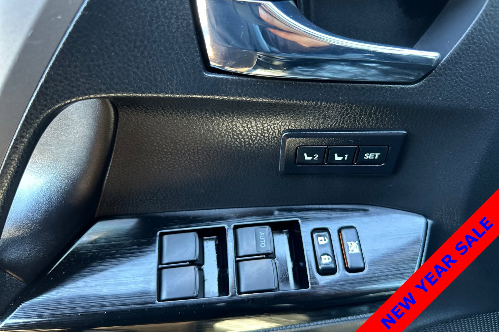 Used 2018 Toyota RAV4 Limited image 11