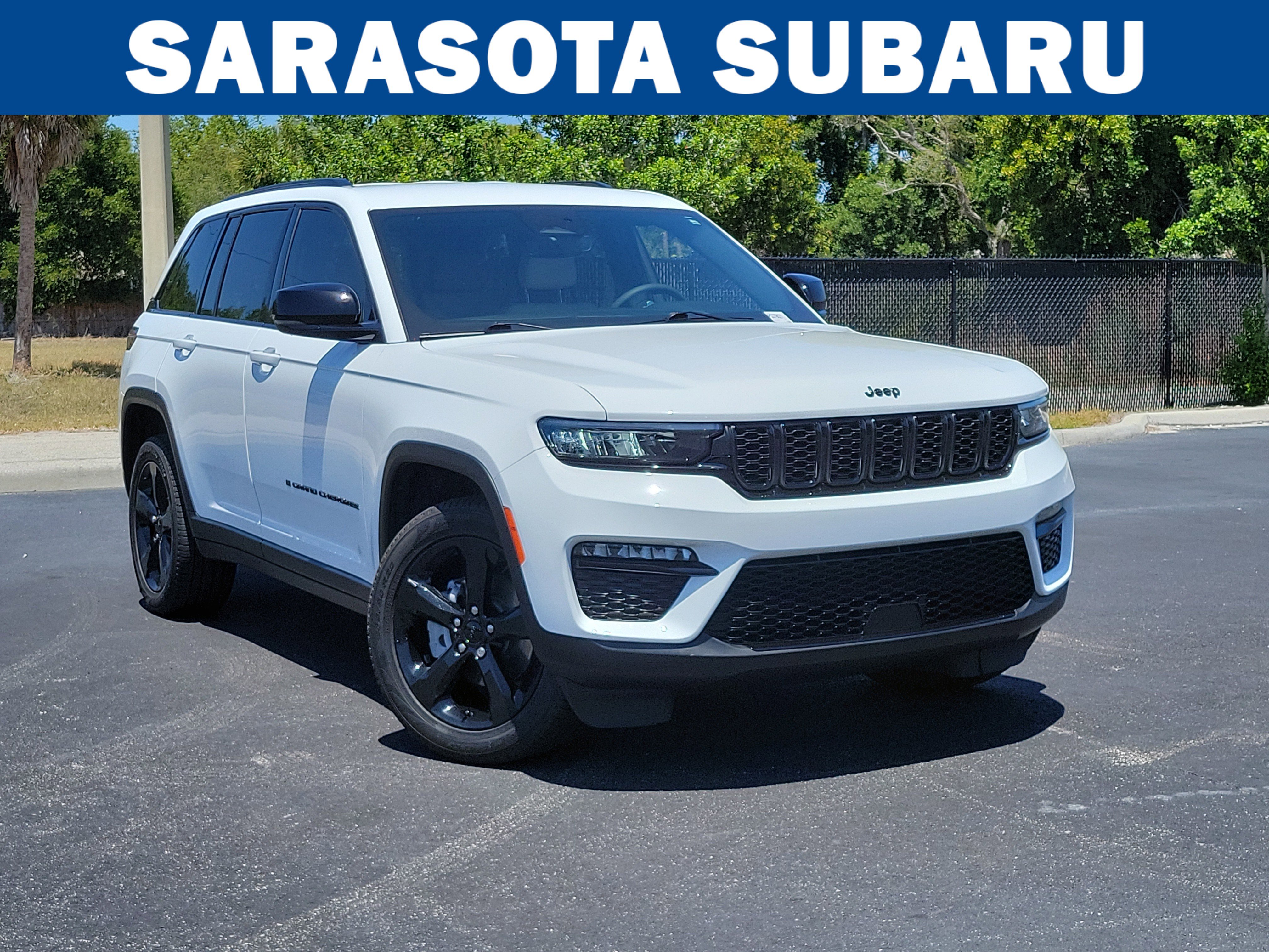 Used 2023 Jeep Grand Cherokee Limited w/ Black Appearance Package AWD/4WD image 1