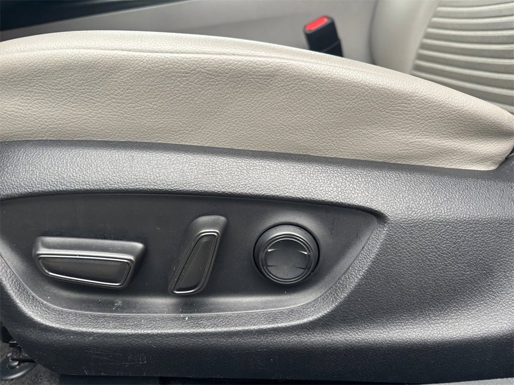 Used 2022 Toyota Camry SE image 13