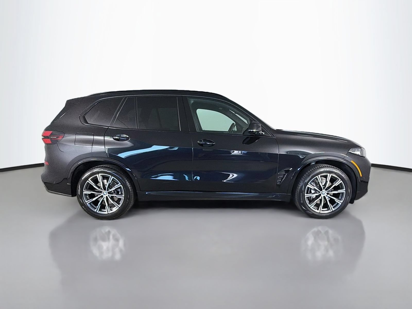 Certified 2024 BMW X5 xDrive40i w/ M Sport Package AWD/4WD image 8