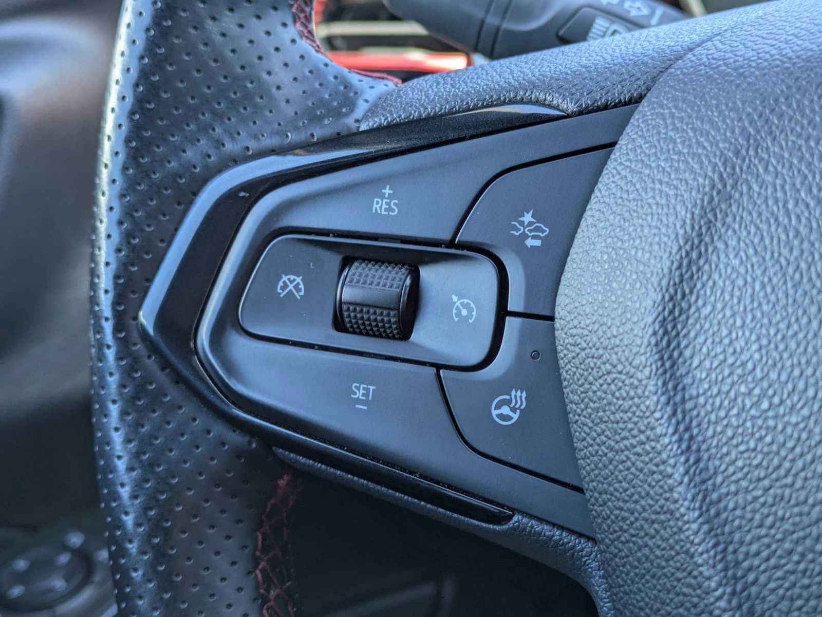 Used 2025 Chevrolet Trax RS FWD image 24