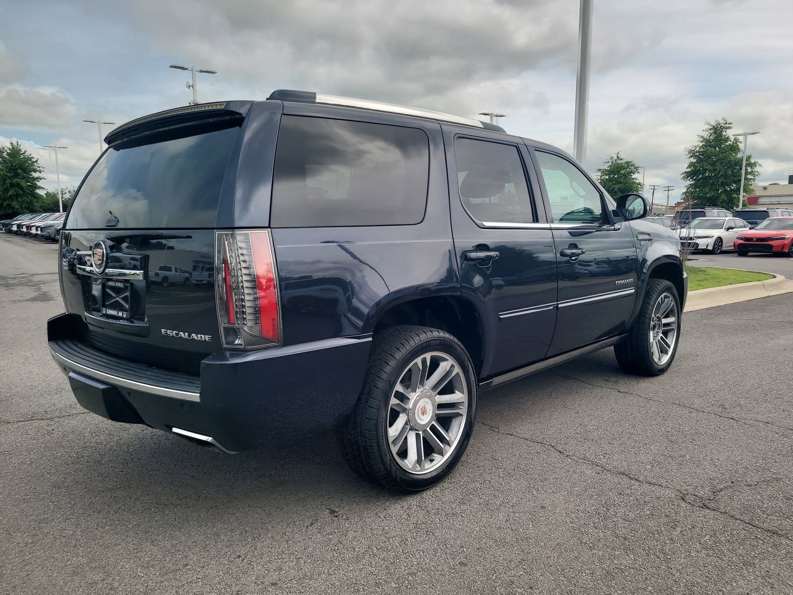 Used 2013 Cadillac Escalade Premium RWD image 3