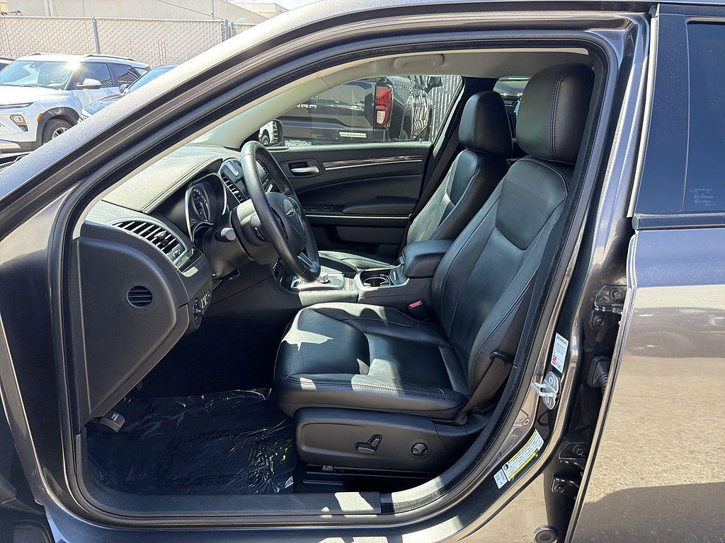 Used 2022 Chrysler 300 Touring L w/ Safetytec Plus Group RWD image 17