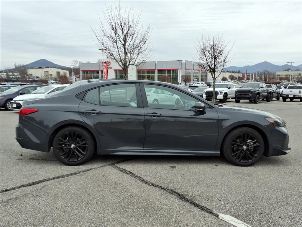 Used 2025 Toyota Camry SE image 3