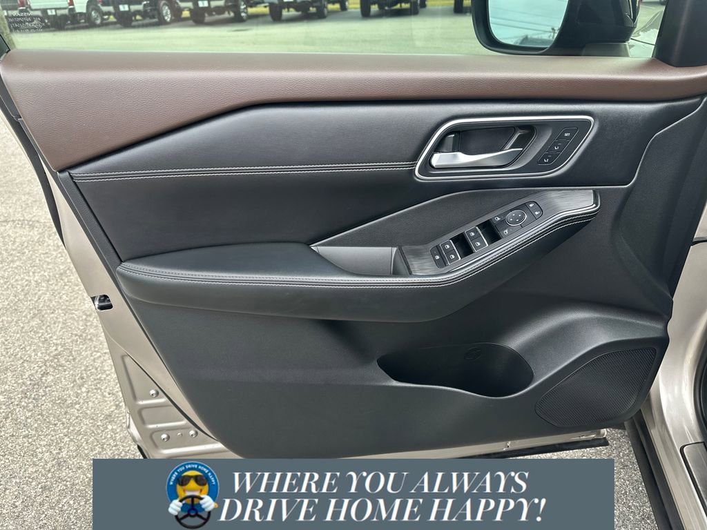 Used 2023 Nissan Rogue Platinum w/ Platinum Premium Package image 10