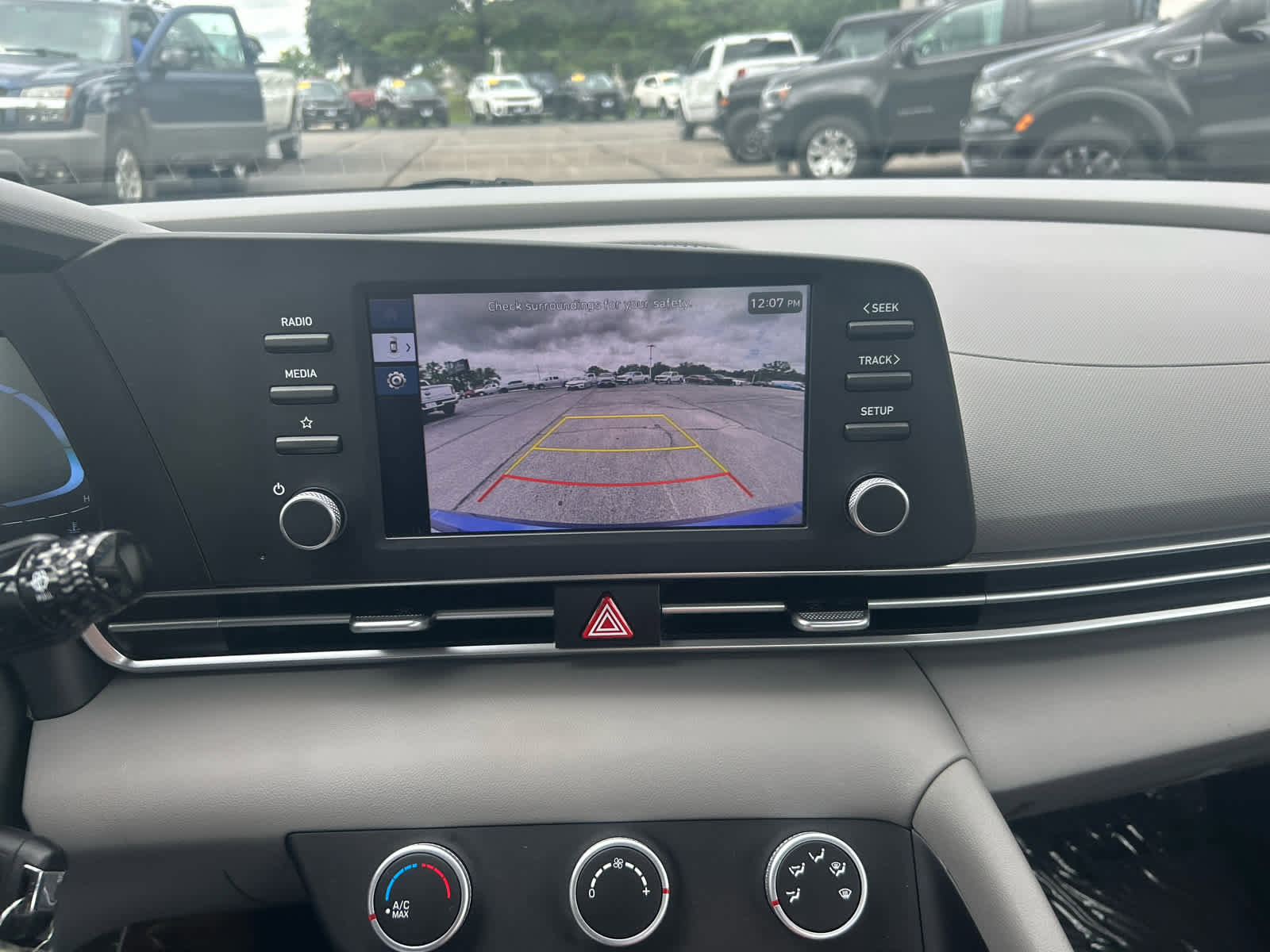 Used 2024 Hyundai Elantra SE image 17