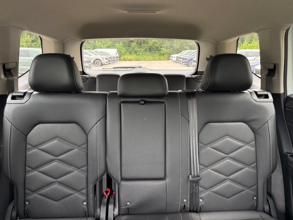Used 2025 Volkswagen Atlas SE AWD/4WD image 46