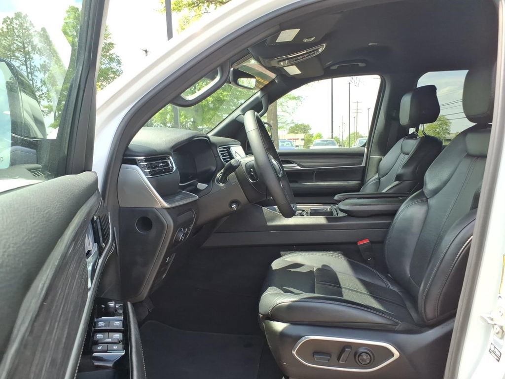 Used 2024 Jeep Wagoneer L Series II image 17