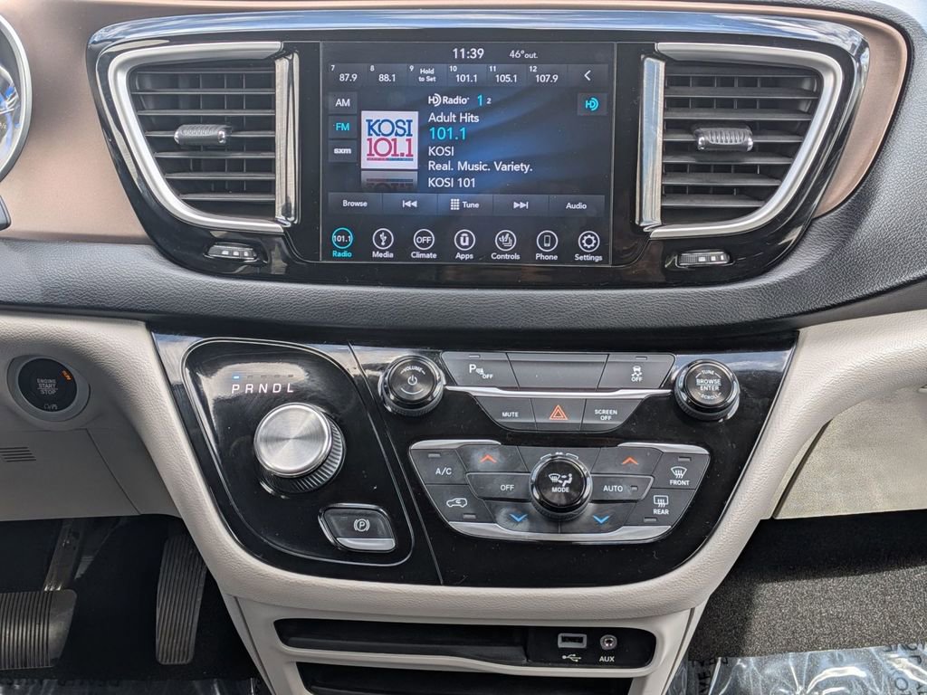 Used 2018 Chrysler Pacifica Touring-L FWD image 26
