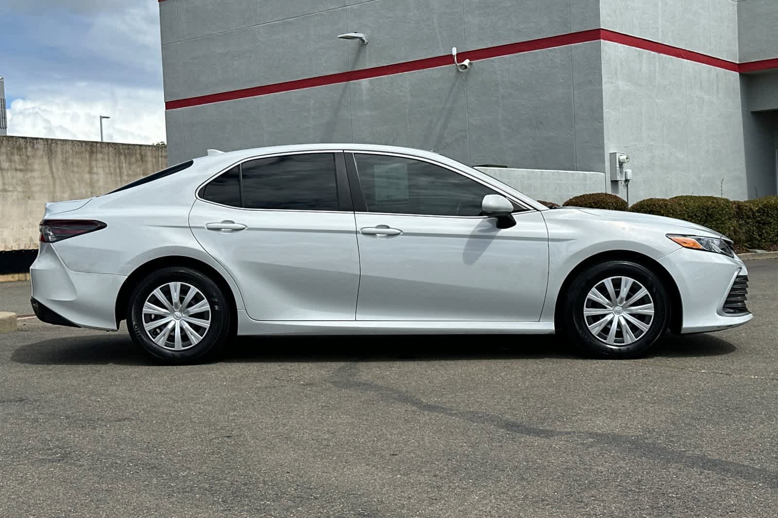 Used 2022 Toyota Camry LE FWD image 6