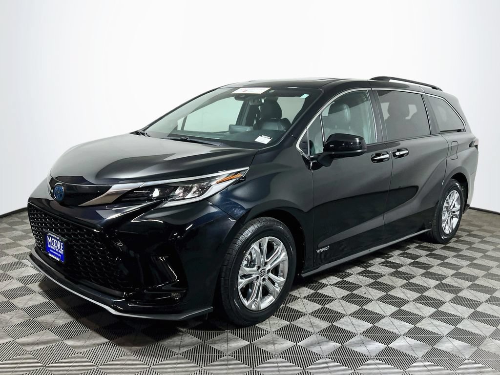 Certified 2021 Toyota Sienna XSE w/ XSE Plus Package AWD/4WD image 3