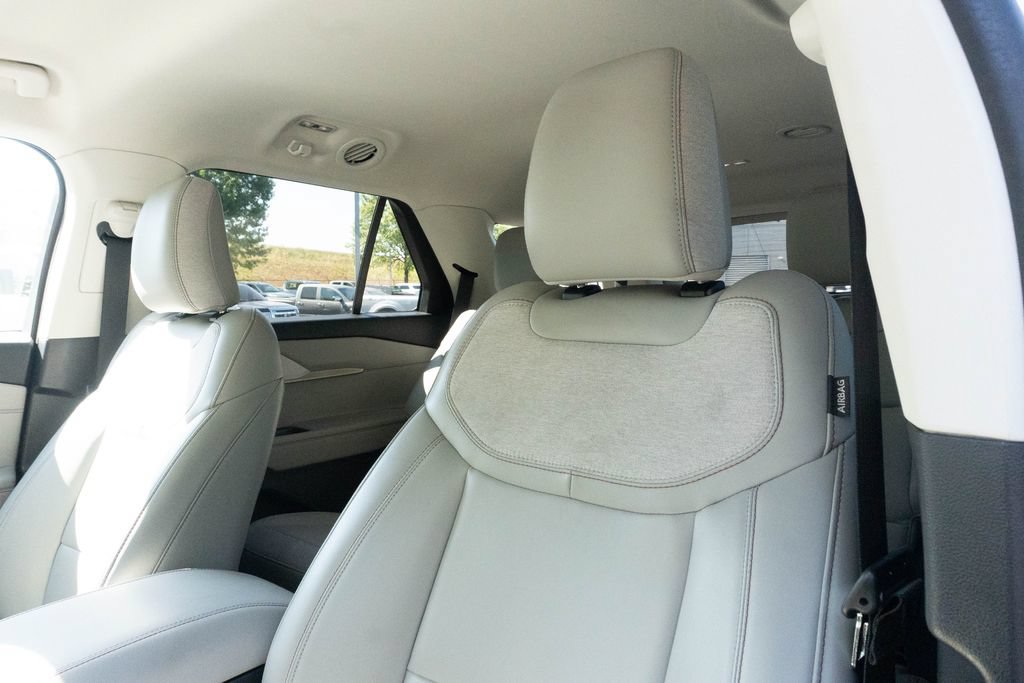 Used 2025 Ford Explorer Active w/ Active Comfort Package RWD image 19
