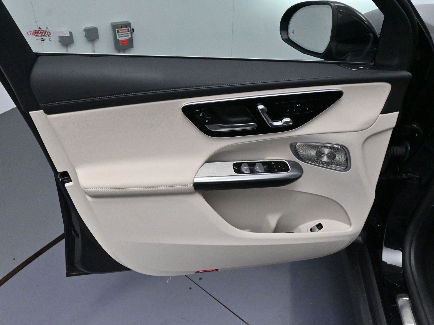 Used 2024 Mercedes-Benz GLC 300 4MATIC image 9