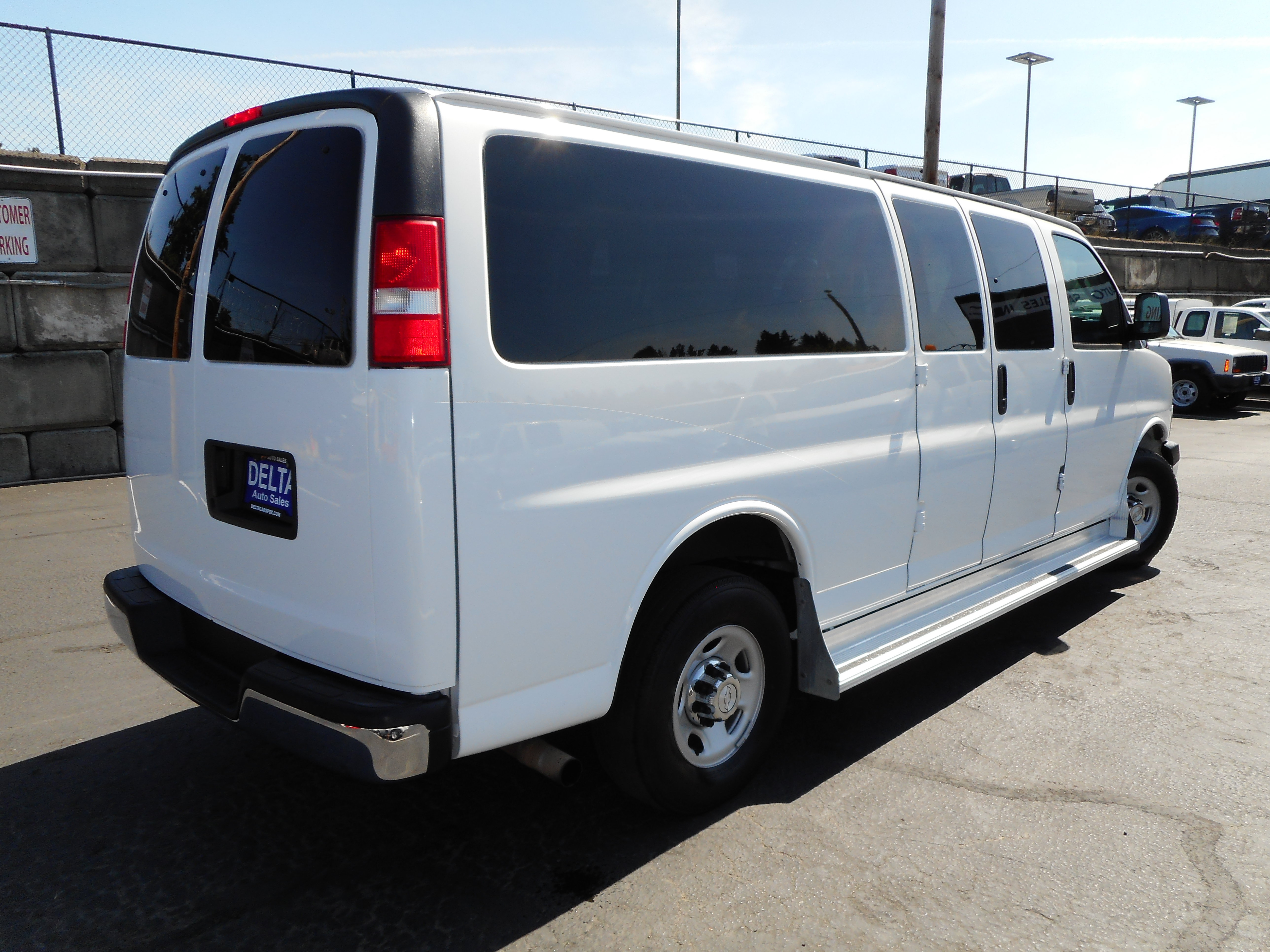 Used 2016 Chevrolet Express 3500 LT w/ LT Preferred Equipment Group RWD image 7