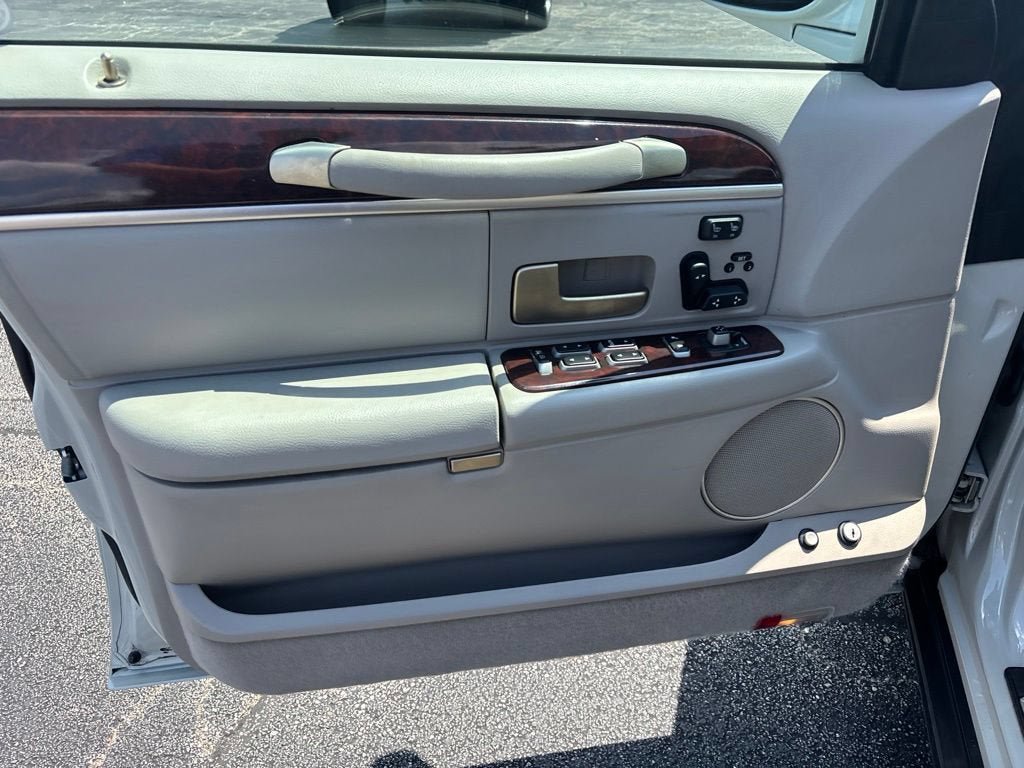 Used 2006 Lincoln Town Car Signature Limited RWD image 12
