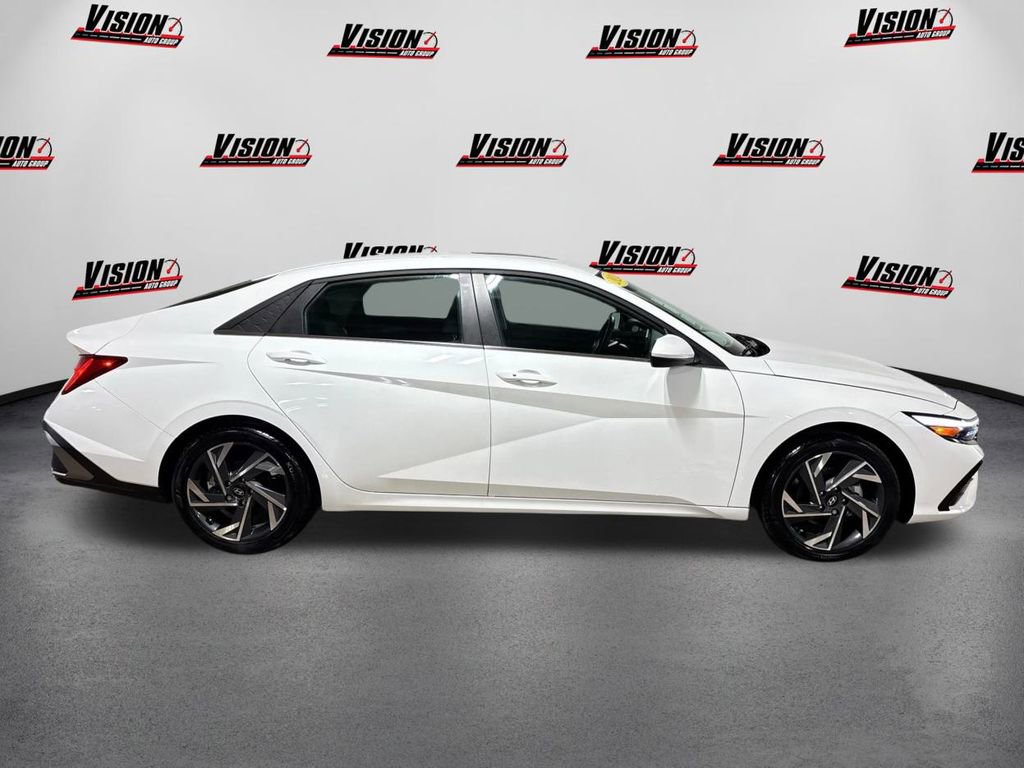 Used 2024 Hyundai Elantra SEL w/ Convenience Package image 4