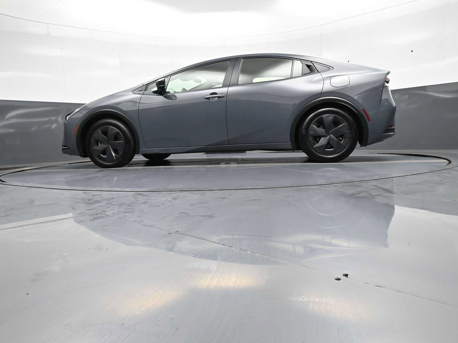 Certified 2025 Toyota Prius LE FWD image 32