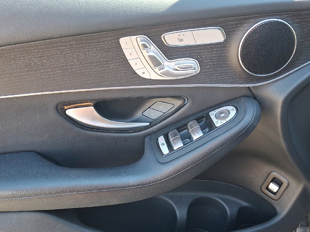 Used 2020 Mercedes-Benz GLC 300 4MATIC image 10