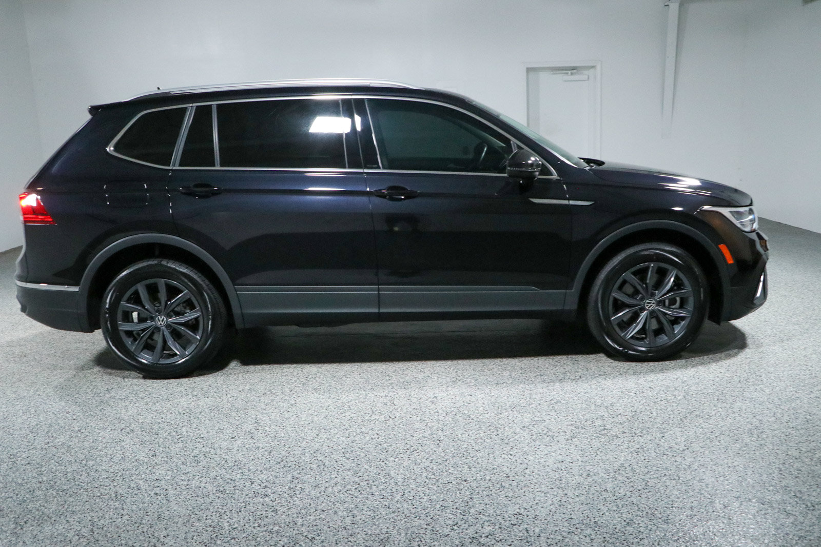 Used 2022 Volkswagen Tiguan SE w/ Panoramic Sunroof Package AWD/4WD image 6