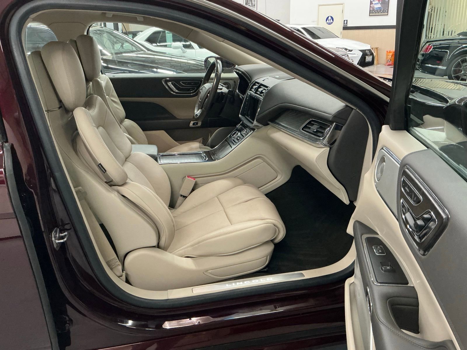 Used 2019 Lincoln Continental Reserve image 12