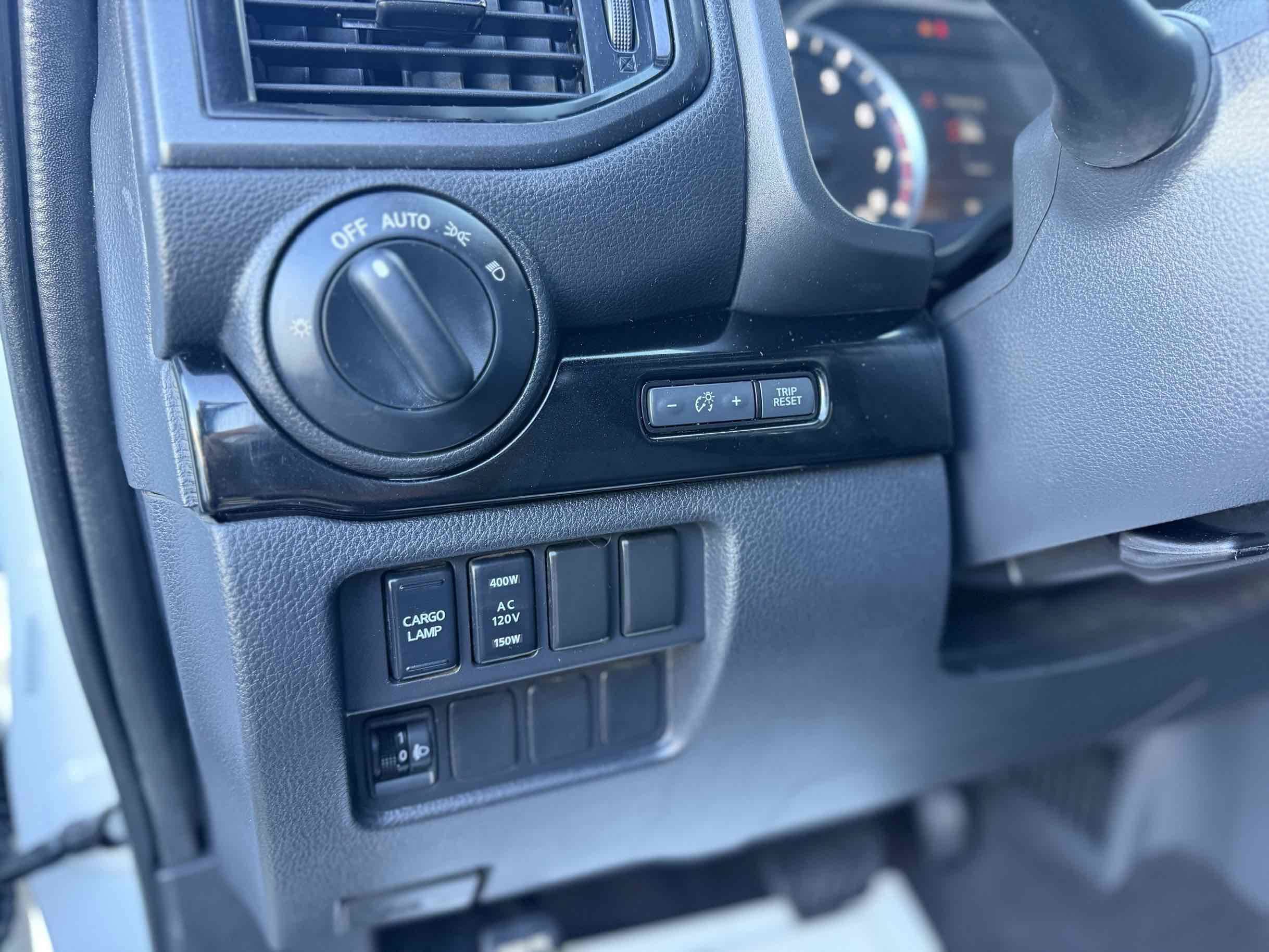 Used 2023 Nissan Titan SV w/ SV Convenience Package AWD/4WD image 18