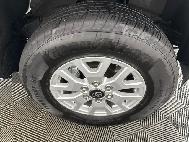 Used 2025 Toyota Tacoma SR5 AWD/4WD image 32
