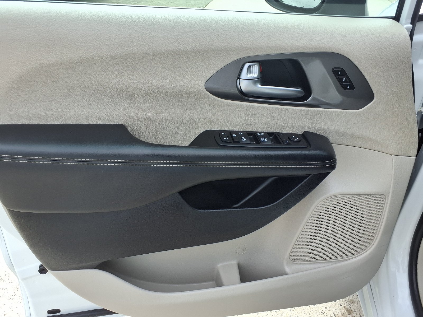 Used 2023 Chrysler Pacifica Touring-L FWD image 13