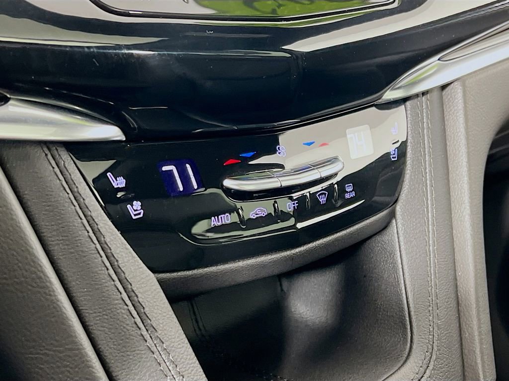 Used 2023 Cadillac XT6 Sport w/ Technology Package image 16