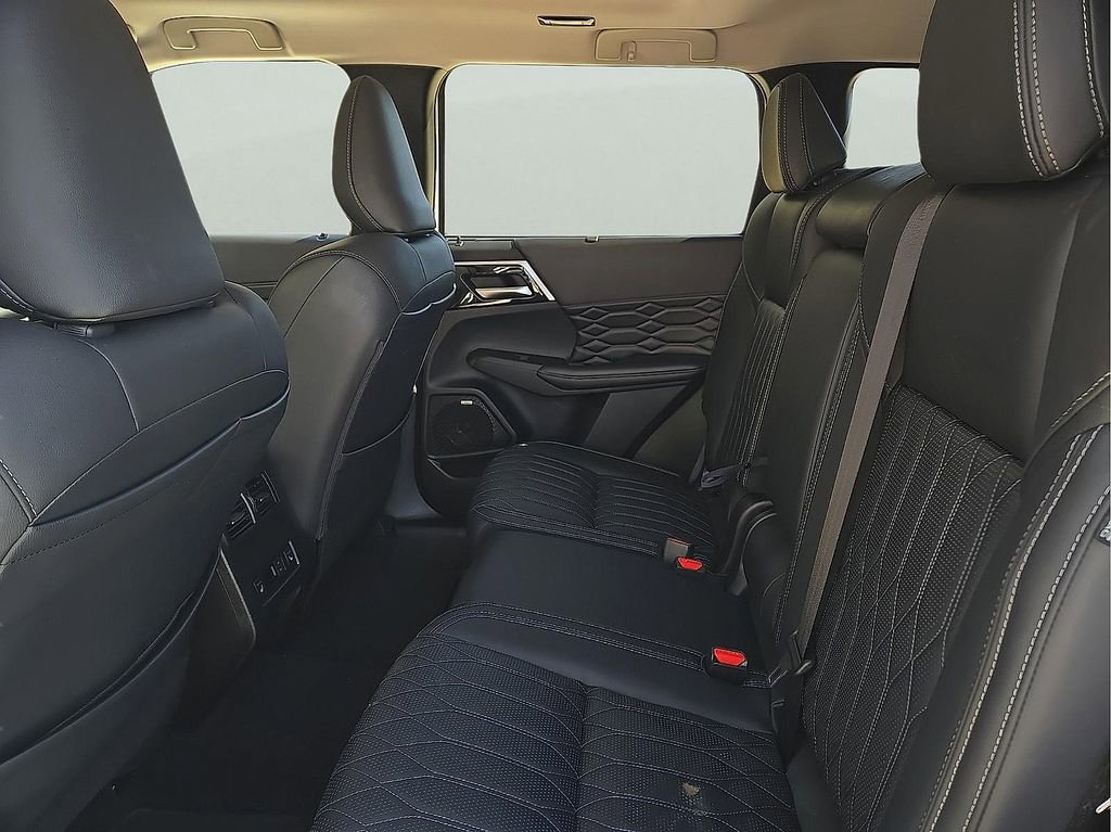 Used 2025 Mitsubishi Outlander SEL image 11
