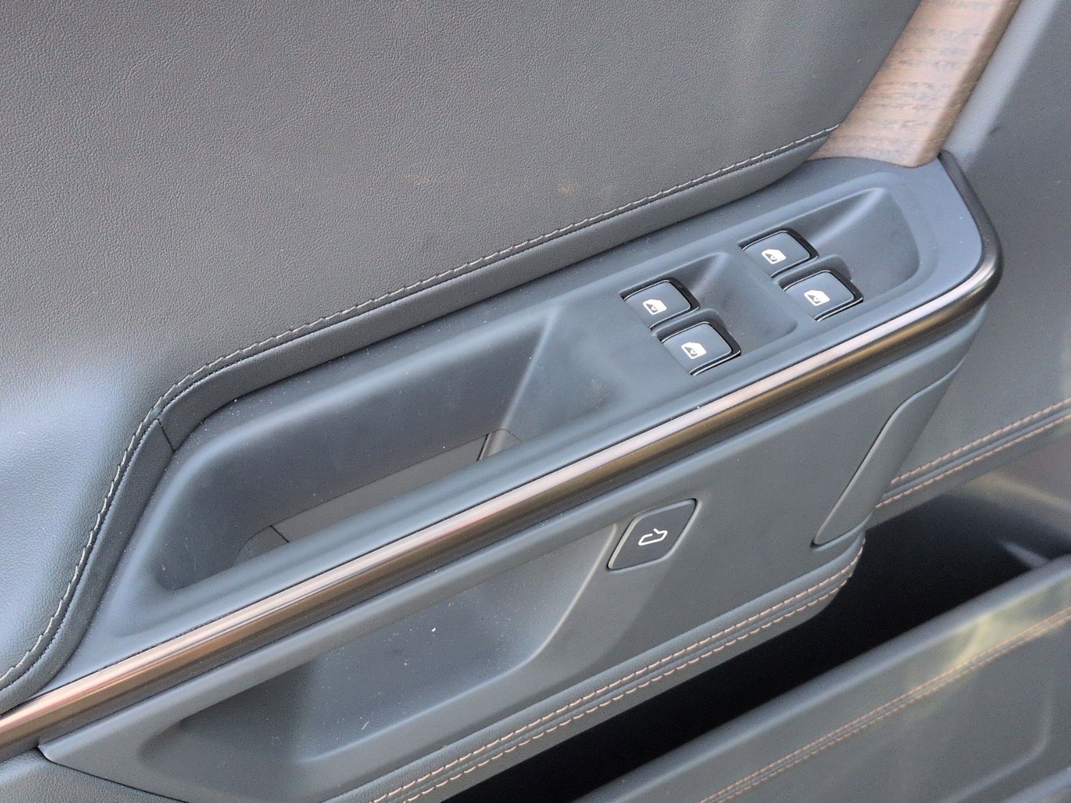 Used 2026 Rivian R1S Premium AWD/4WD image 15