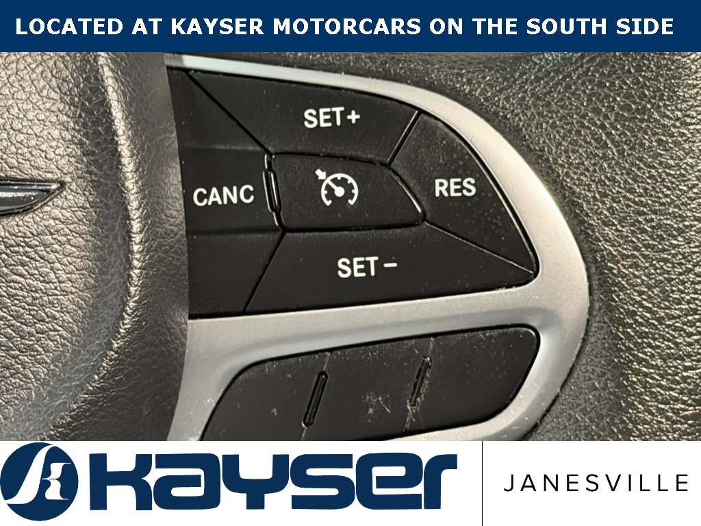 Used 2017 Chrysler Pacifica Touring image 32