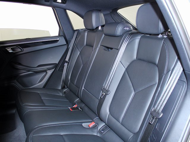 Used 2025 Porsche Macan image 23