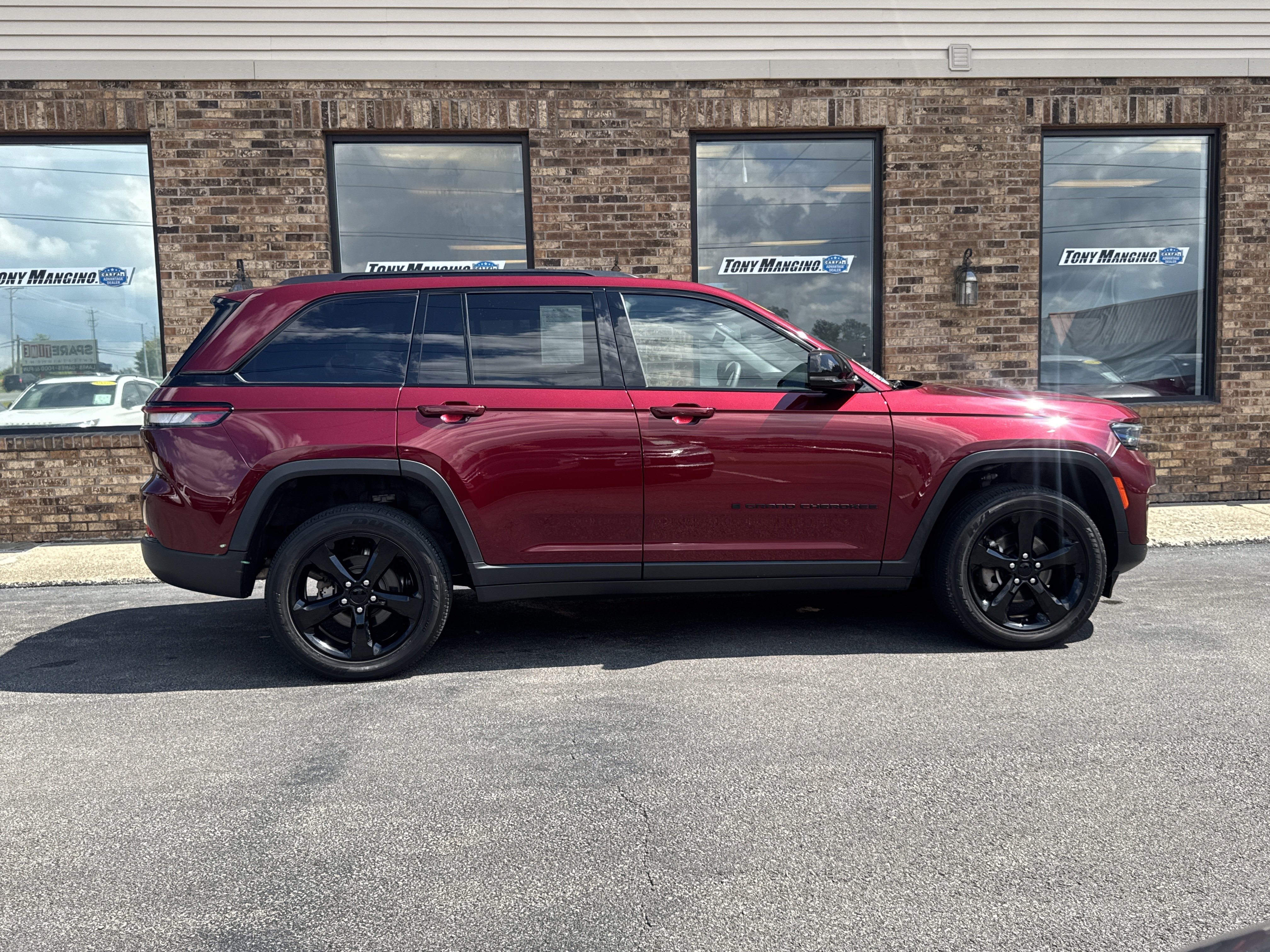 Used 2023 Jeep Grand Cherokee Altitude AWD/4WD image 6