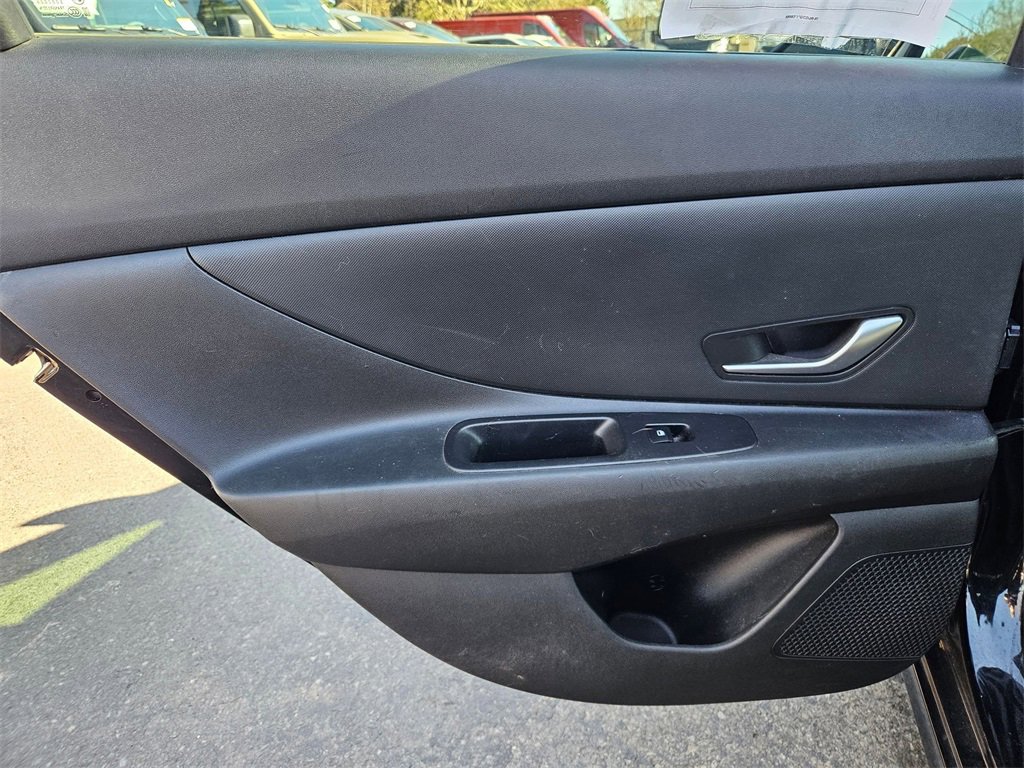 Used 2022 Hyundai Elantra SE w/ Cargo Package image 14