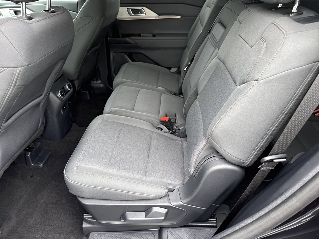 Used 2025 Ford Explorer Active AWD/4WD image 23
