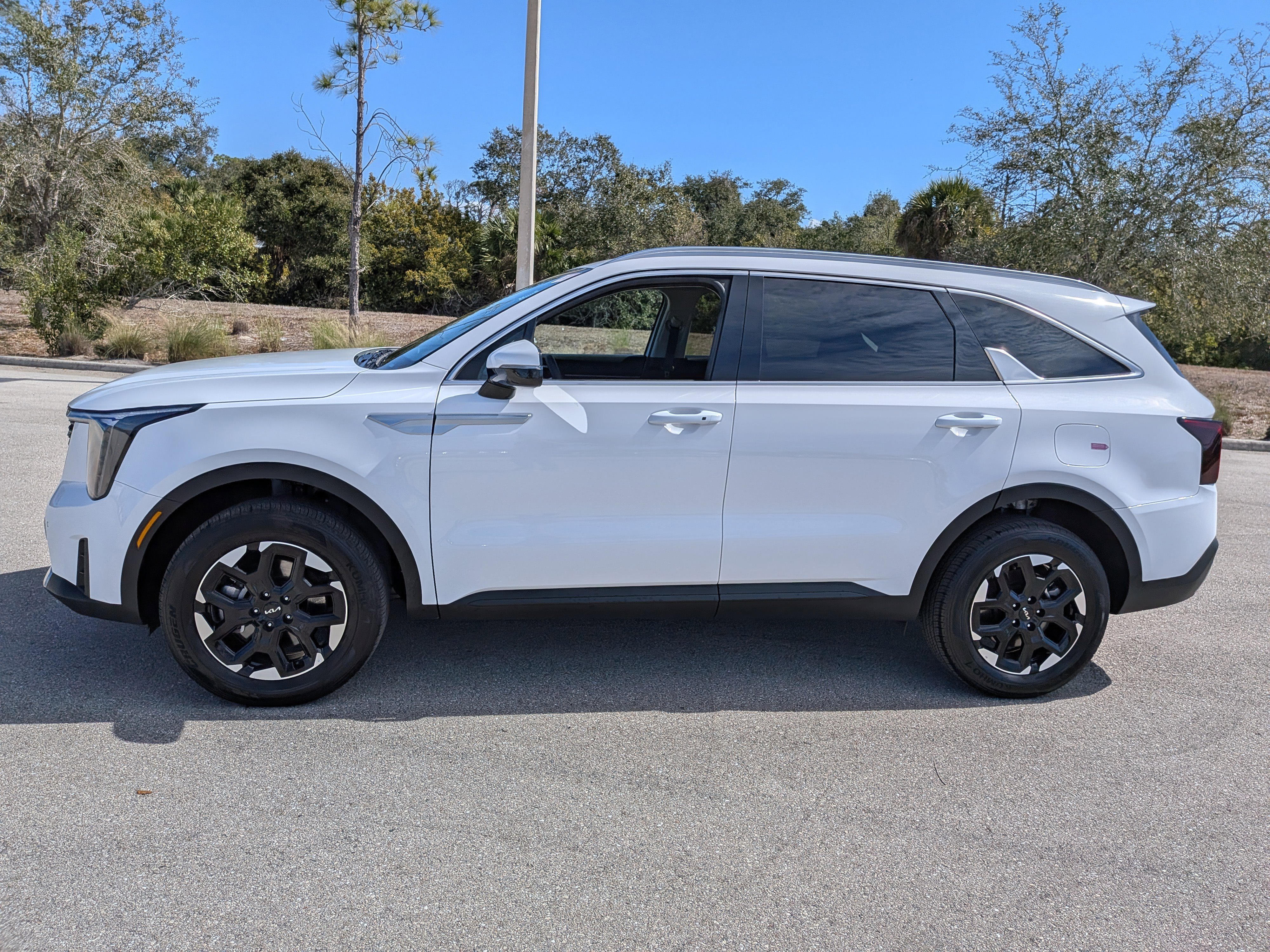 Certified 2025 Kia Sorento S image 8