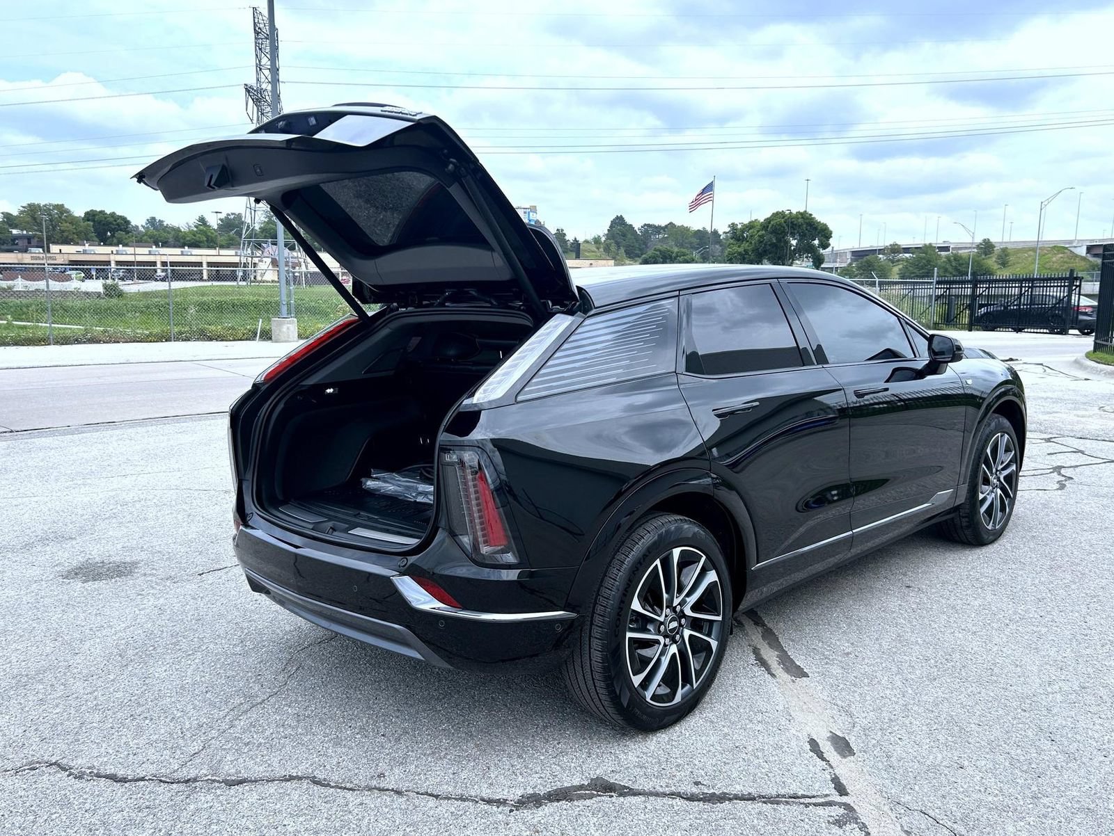 Used 2026 Cadillac Optiq Sport 2 w/ LPO, Floor Liner Package AWD/4WD image 22