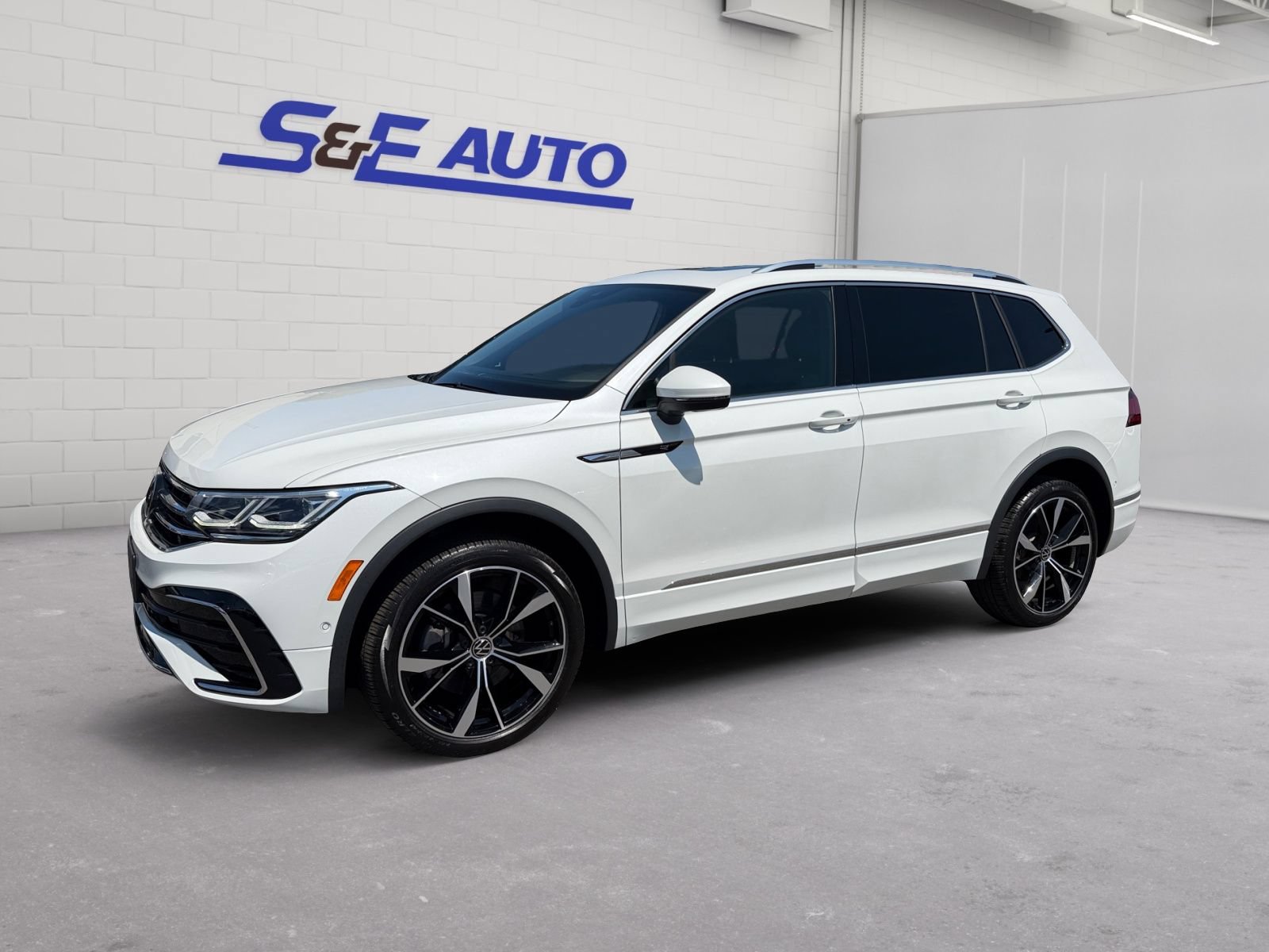 Used 2023 Volkswagen Tiguan SEL R-Line AWD/4WD image 1