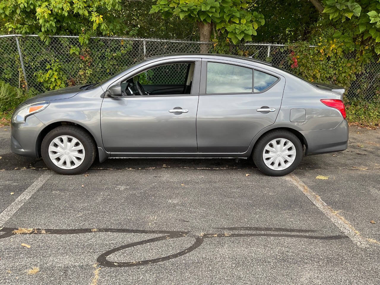 Used 2016 Nissan Versa SV FWD image 5