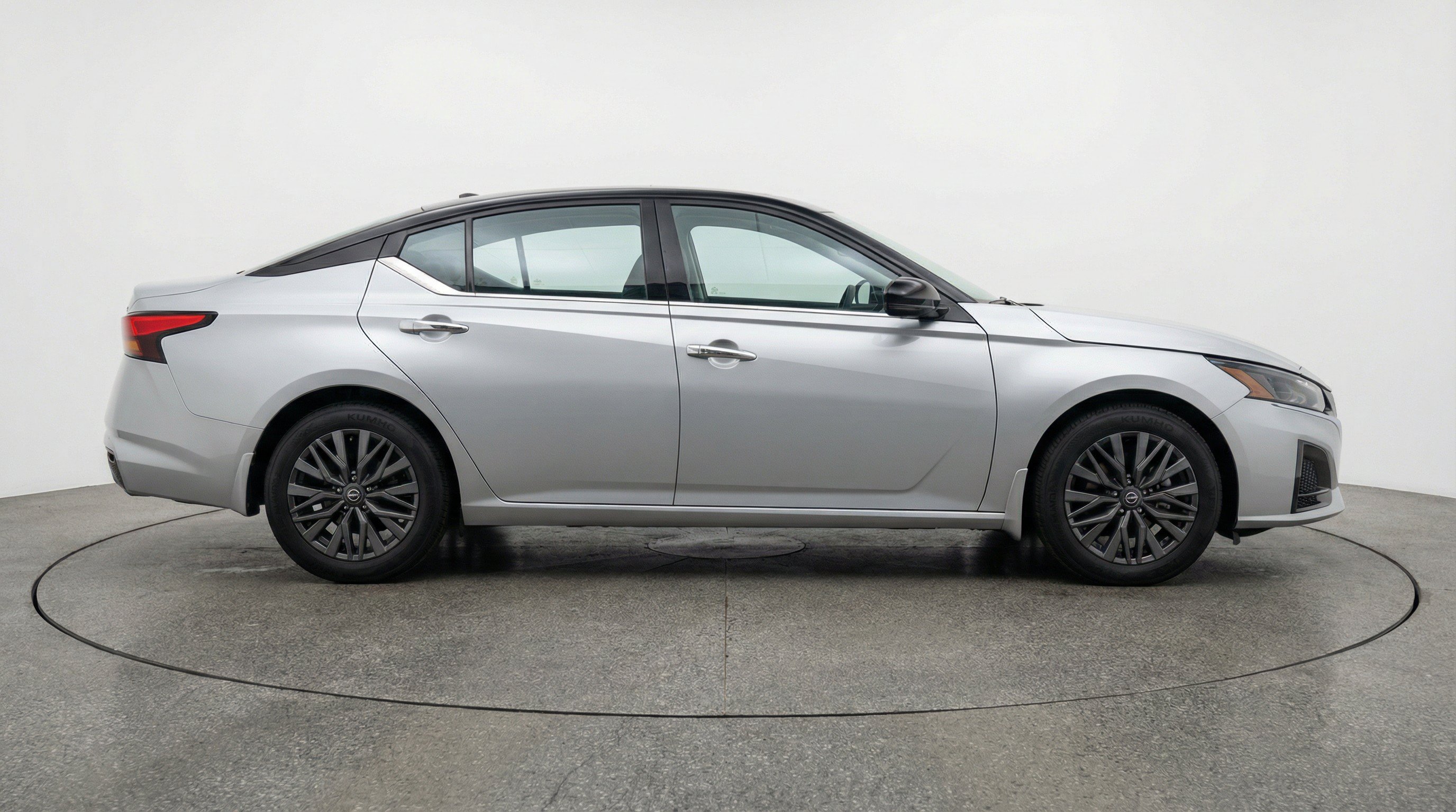 Used 2025 Nissan Altima 2.5 SV FWD image 11