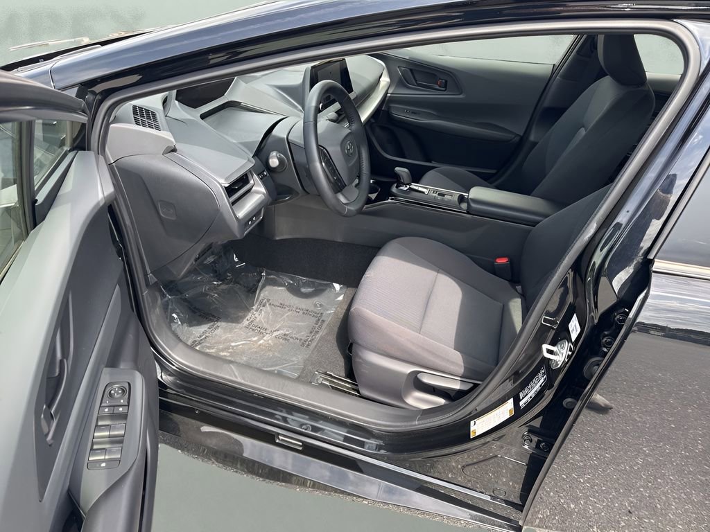 Used 2025 Toyota Prius LE FWD image 9