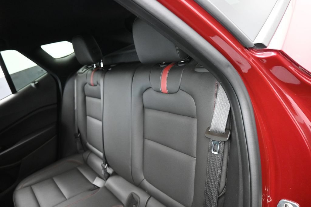 Used 2024 Chevrolet Trax RS w/ Sunroof Package FWD image 31