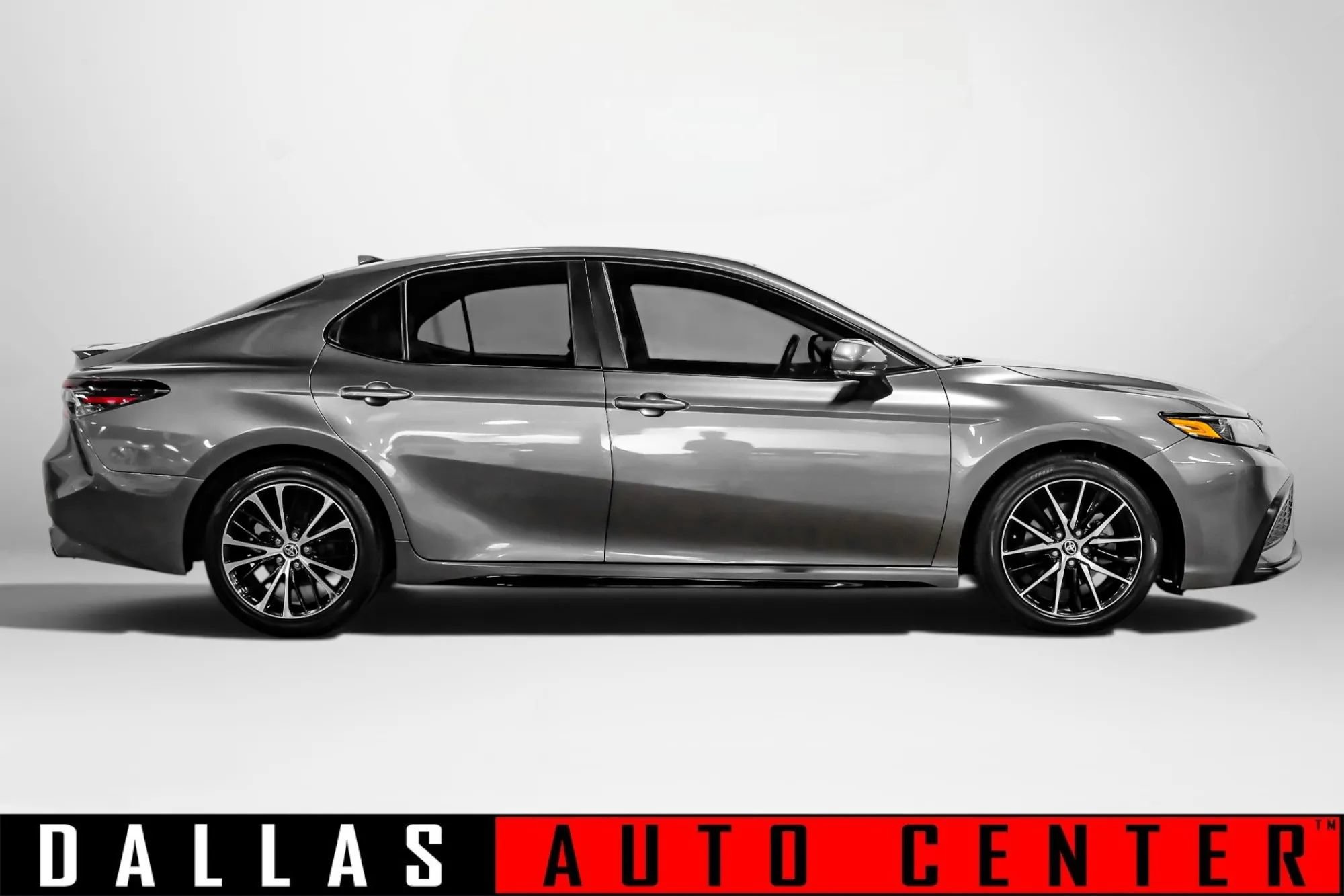 Used 2022 Toyota Camry SE FWD image 4