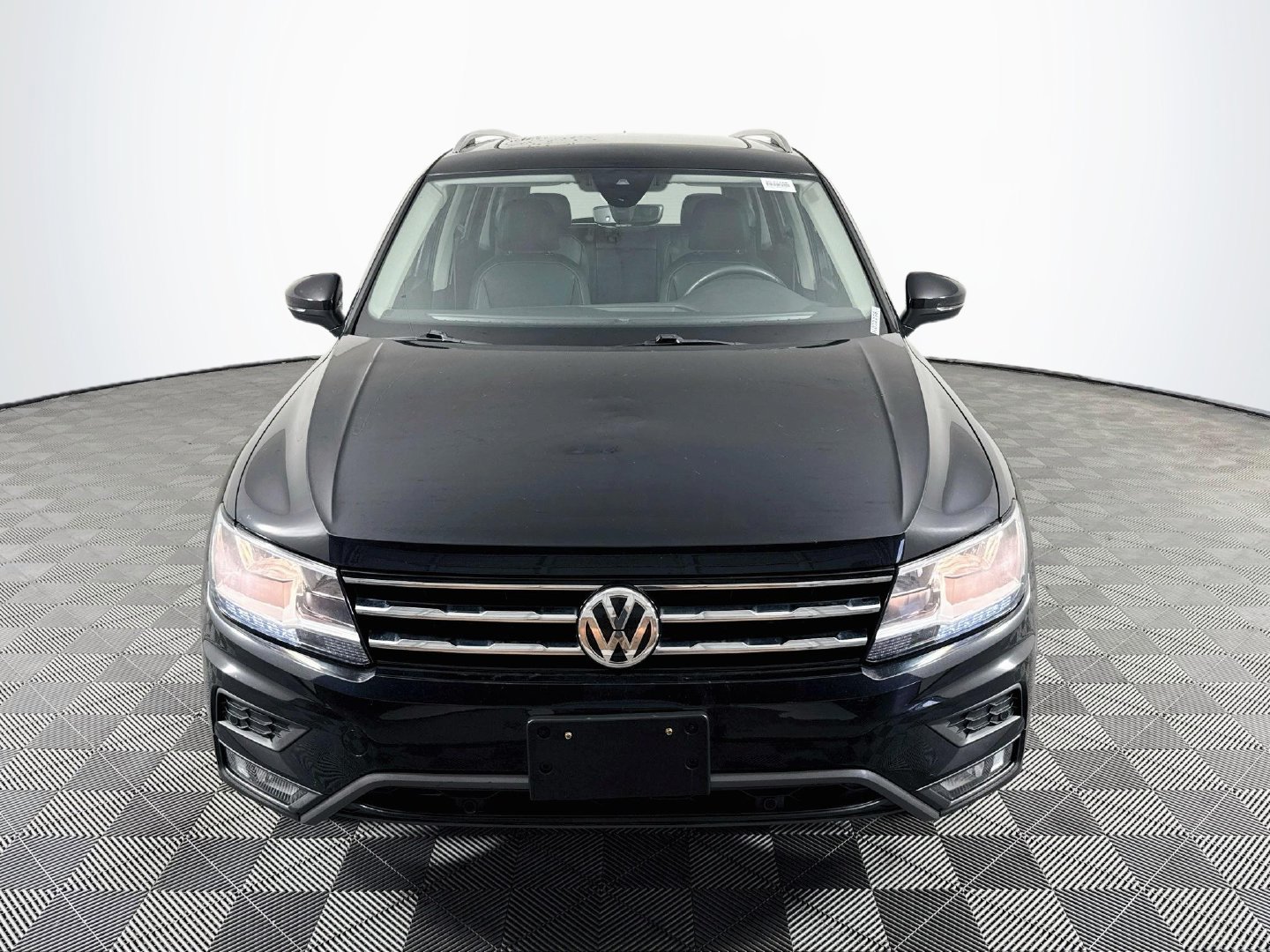 Used 2021 Volkswagen Tiguan SEL FWD image 2
