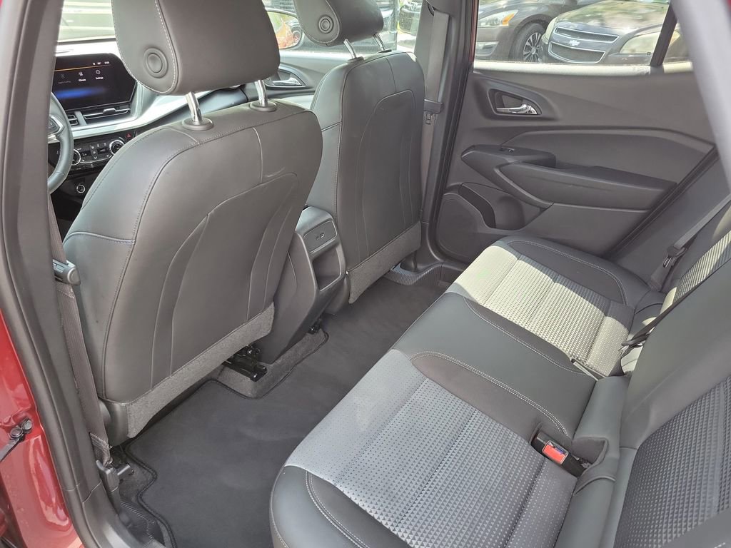 Used 2025 Chevrolet Trax LT w/ LT Convenience Package FWD image 16