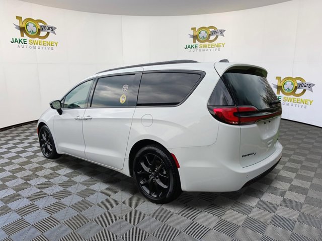 Used 2025 Chrysler Pacifica Limited image 7