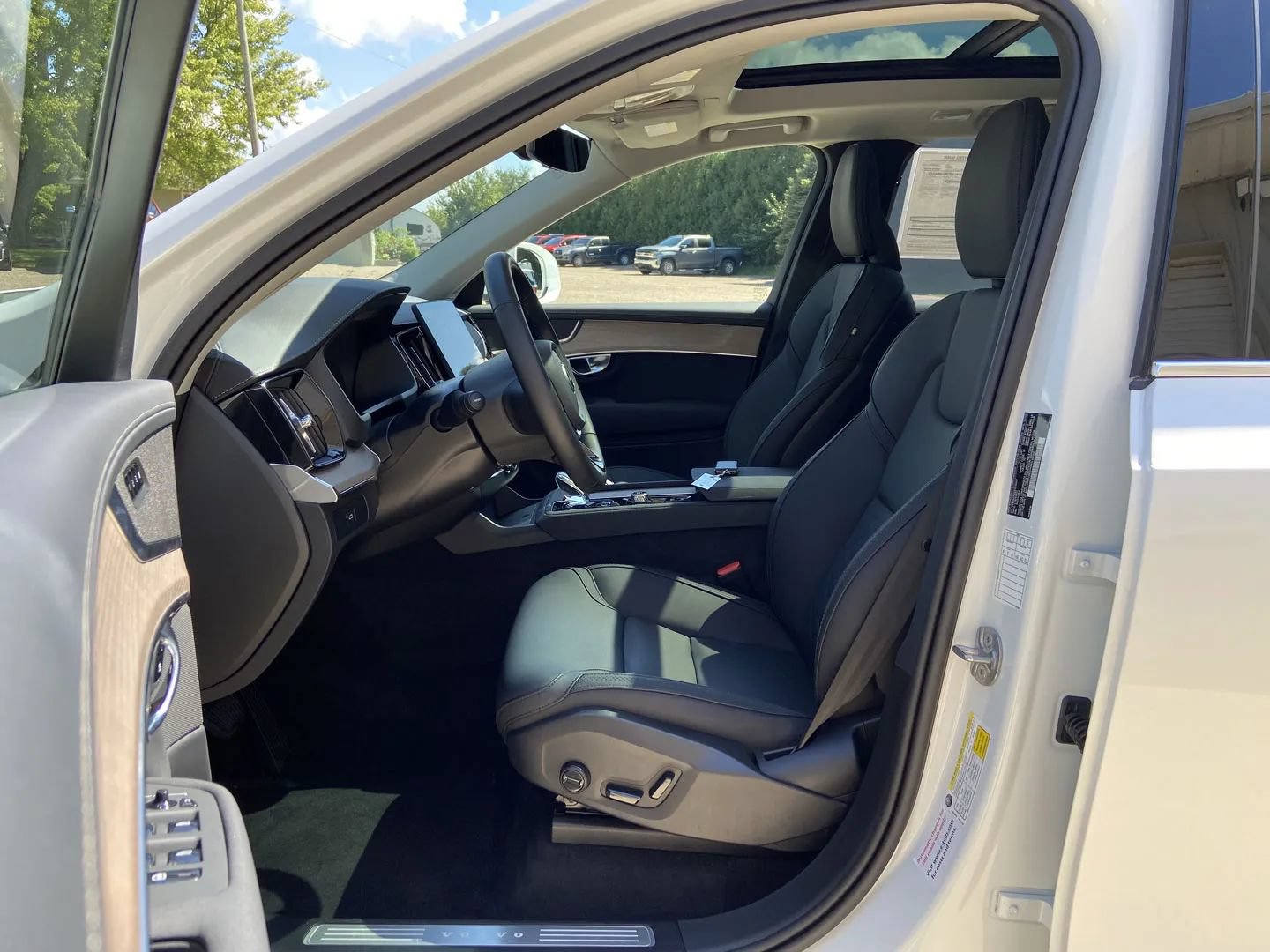 Used 2025 Volvo XC90 B6 Plus AWD/4WD image 11