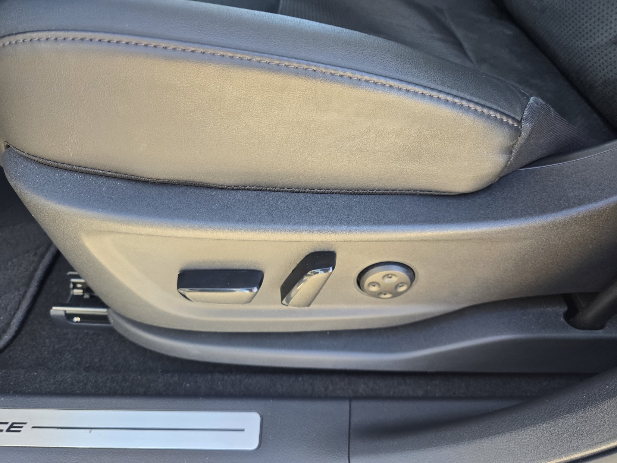 Used 2024 Nissan Ariya AWD image 16