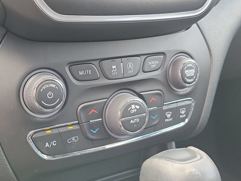 Used 2023 Jeep Cherokee Trailhawk AWD/4WD image 31